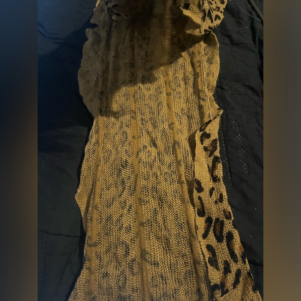 6 foot long leopard scarf never worn